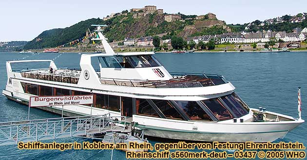 Rheinschifffahrt Koblenz am Rhein. Partyschiff mit Bordparty vor Festung Ehrenbreitstein